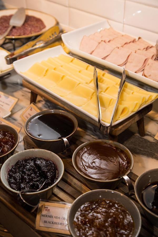 Hotel Cumbres Lastarria Σαντιάγκο Εξωτερικό φωτογραφία A selection of chocolate sauces