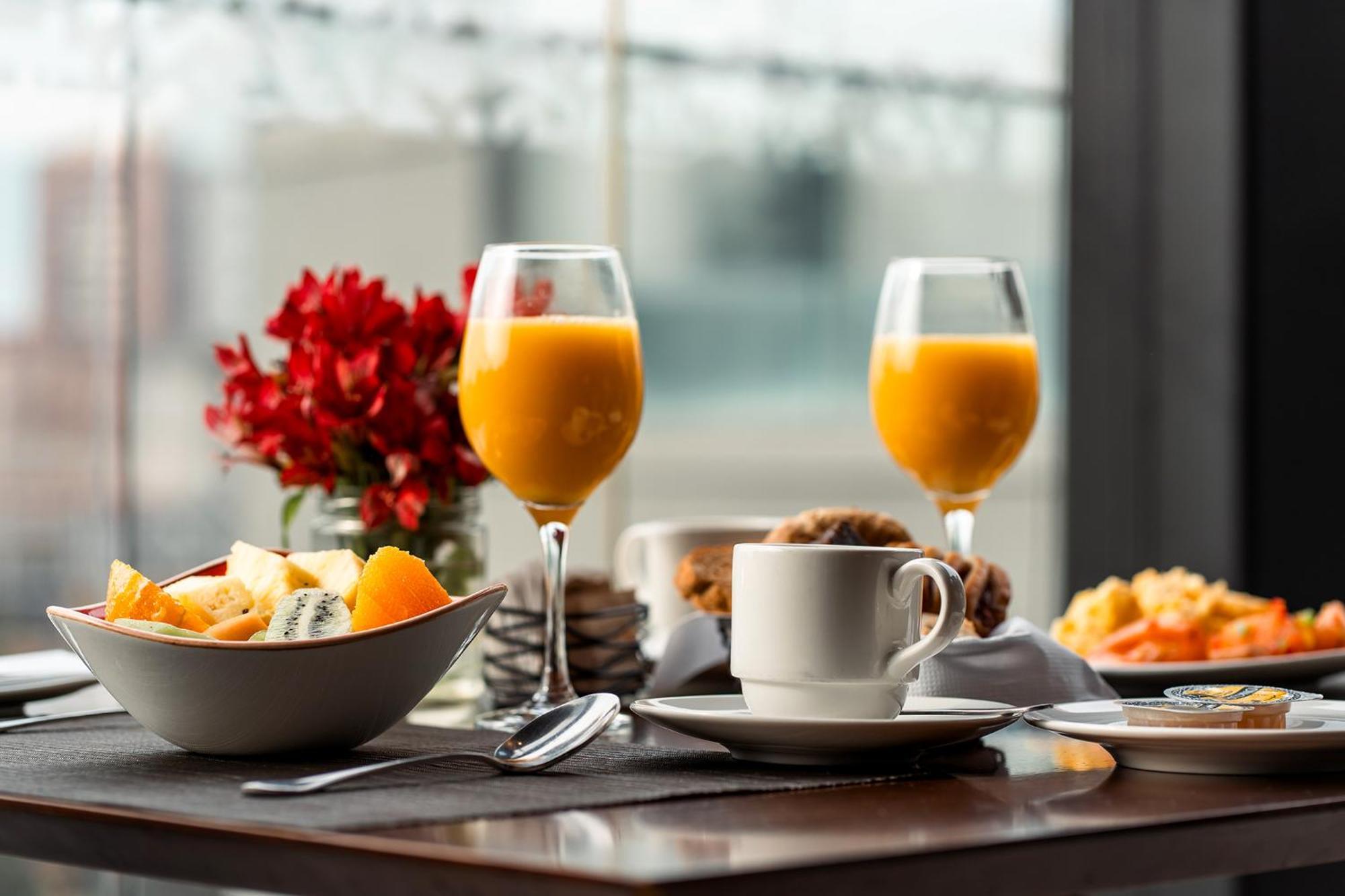 Hotel Cumbres Lastarria Σαντιάγκο Εξωτερικό φωτογραφία A breakfast with fruit, orange juice, and coffee