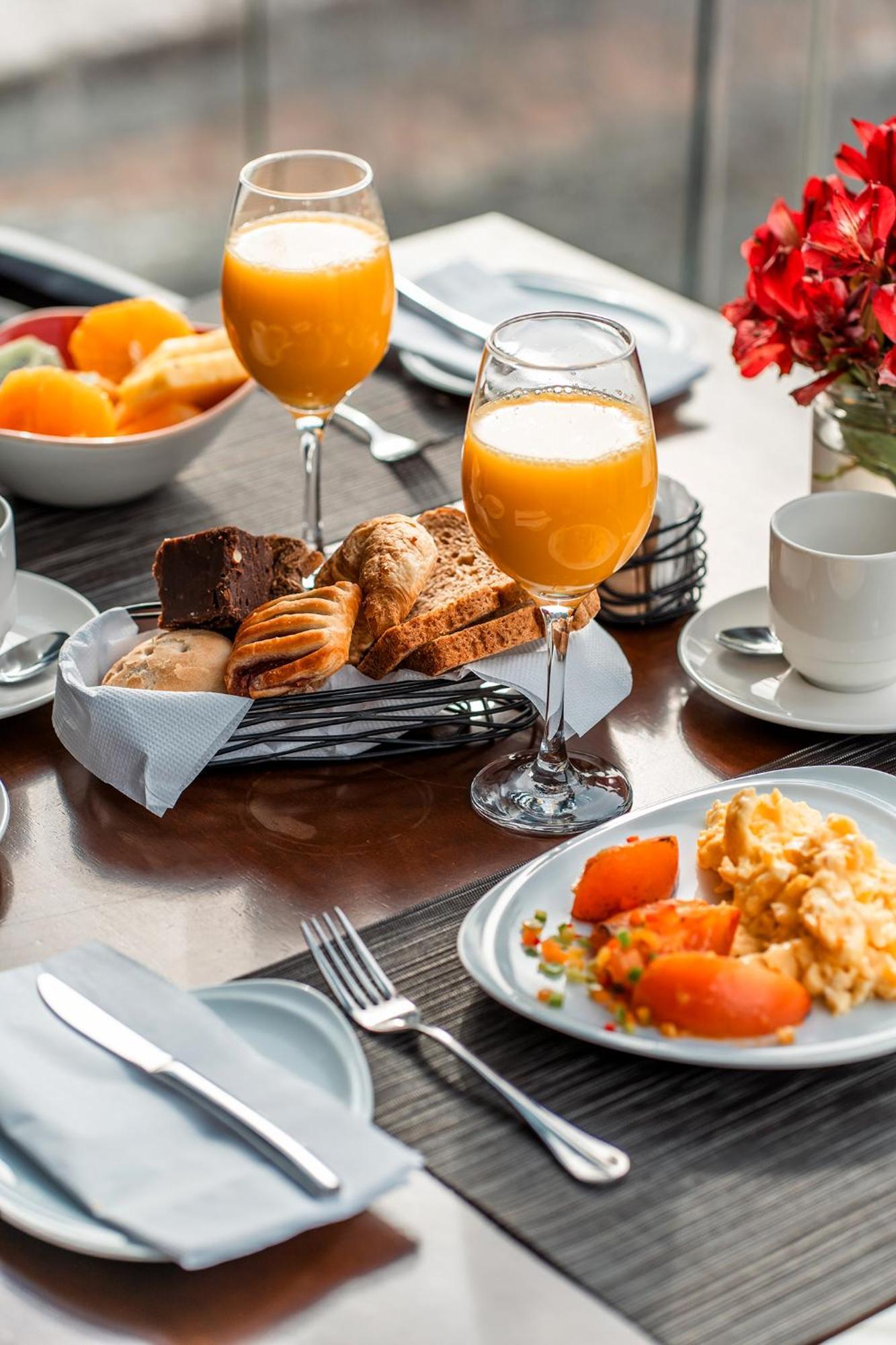 Hotel Cumbres Lastarria Σαντιάγκο Εξωτερικό φωτογραφία A breakfast at the hotel
