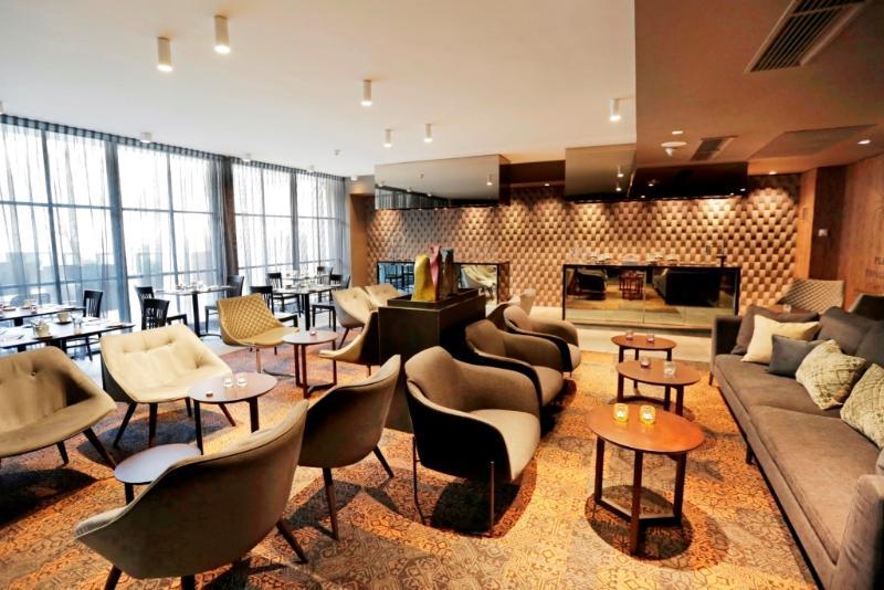 Hotel Cumbres Lastarria Σαντιάγκο Εξωτερικό φωτογραφία The lounge at Changi Airport
