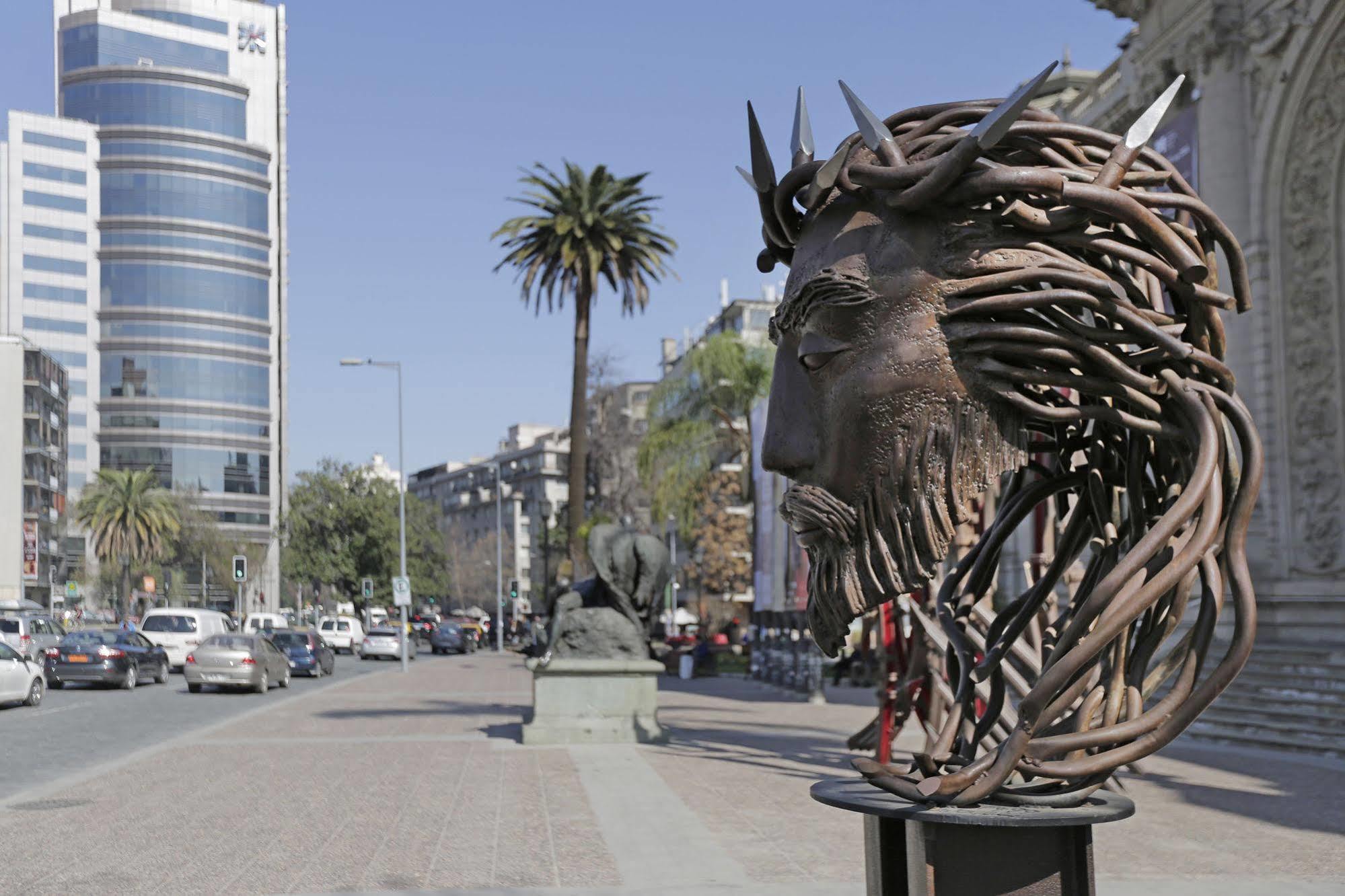 Hotel Cumbres Lastarria Σαντιάγκο Εξωτερικό φωτογραφία The Paseo Ahumada, the main avenue of the historic center of Santiago.